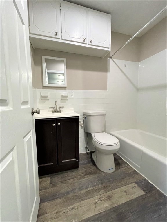 625 Main Street, Unit 10 Reading, MA 01867 - Photo 4 of 5 a bathroom with a toilet a sink and bathtub