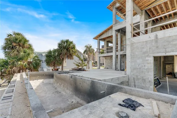 a view of a house with backyard