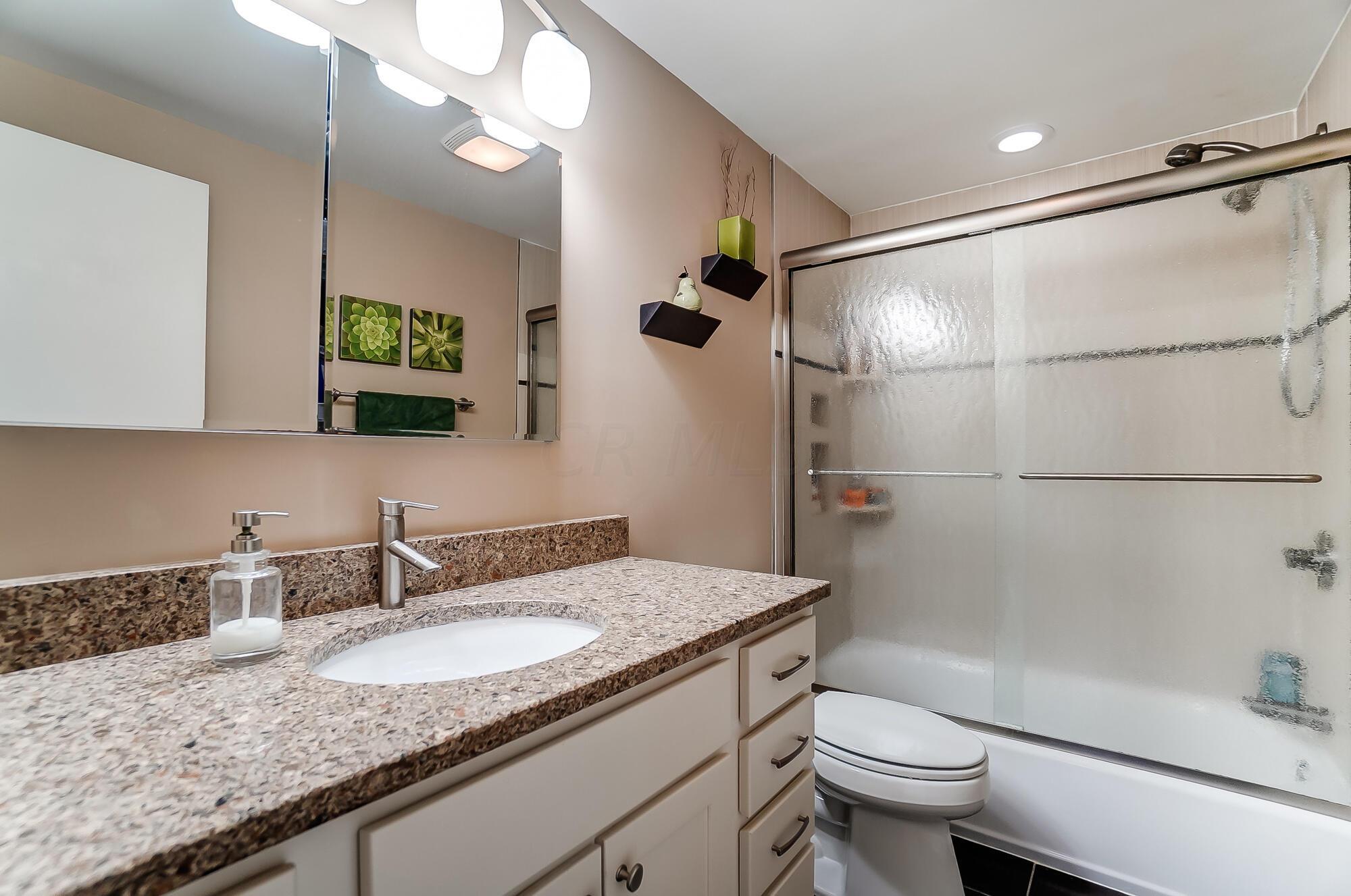 1200 Windham Road Columbus, OH 43220 - Photo 47 of 84 049