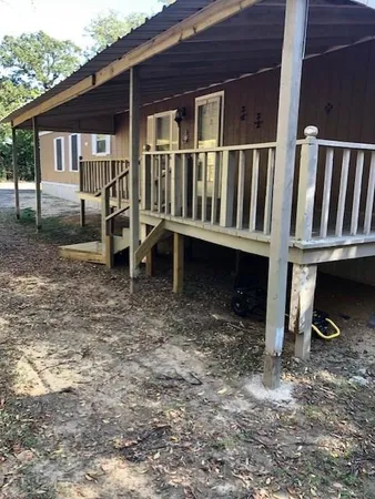 a view of a house with backyard