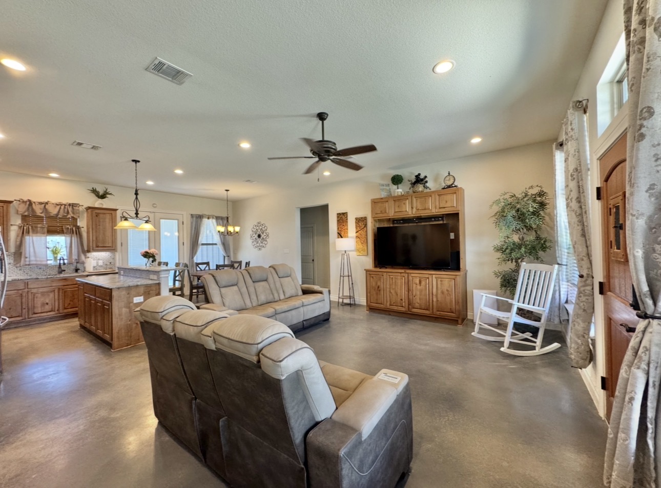 1094 Raintree Lane Elgin, TX 78621 - Photo 4 of 36