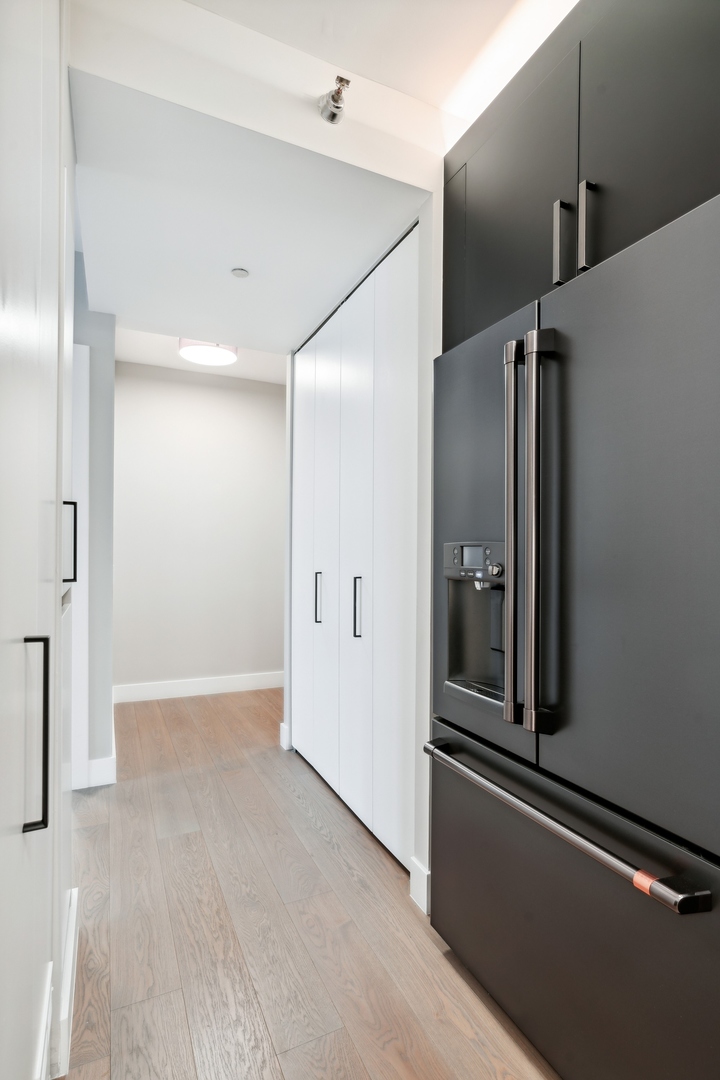 501 North Clinton Street, Unit 2004 Chicago, IL 60654 - Photo 11 of 34 a view of a hallway with entryway