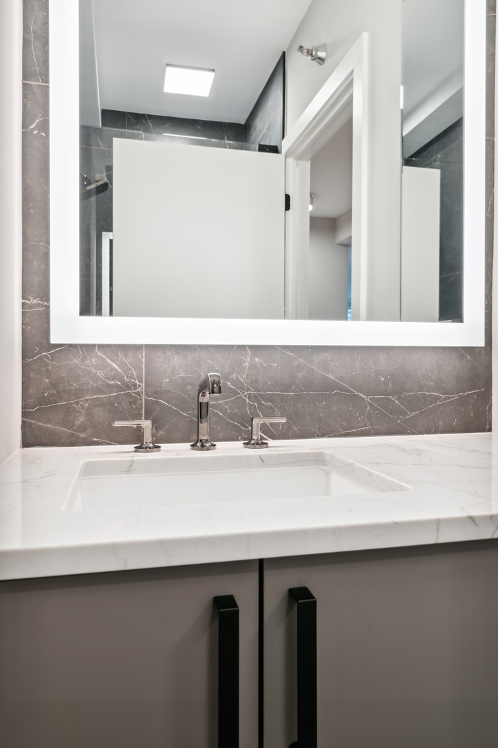 501 North Clinton Street, Unit 2004 Chicago, IL 60654 - Photo 24 of 34 a bathroom with a sink and a mirror