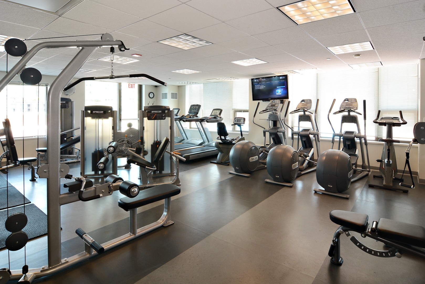 501 North Clinton Street, Unit 2004 Chicago, IL 60654 - Photo 30 of 34 a view of a room with gym equipment