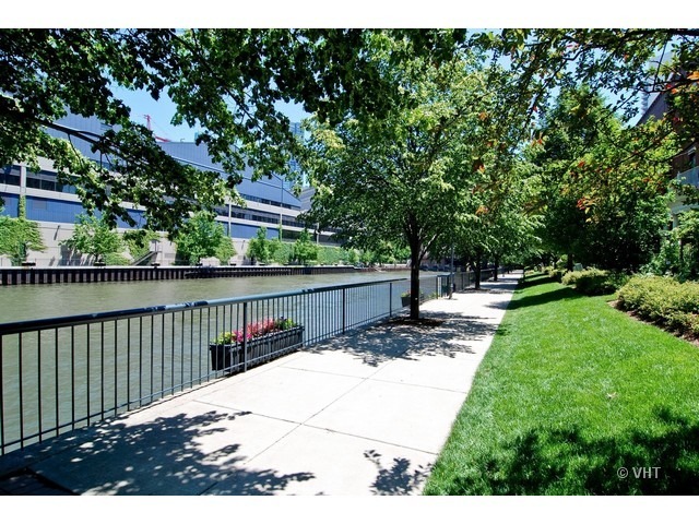 501 North Clinton Street, Unit 2004 Chicago, IL 60654 - Photo 32 of 34 a view of a wooden deck next to a yard