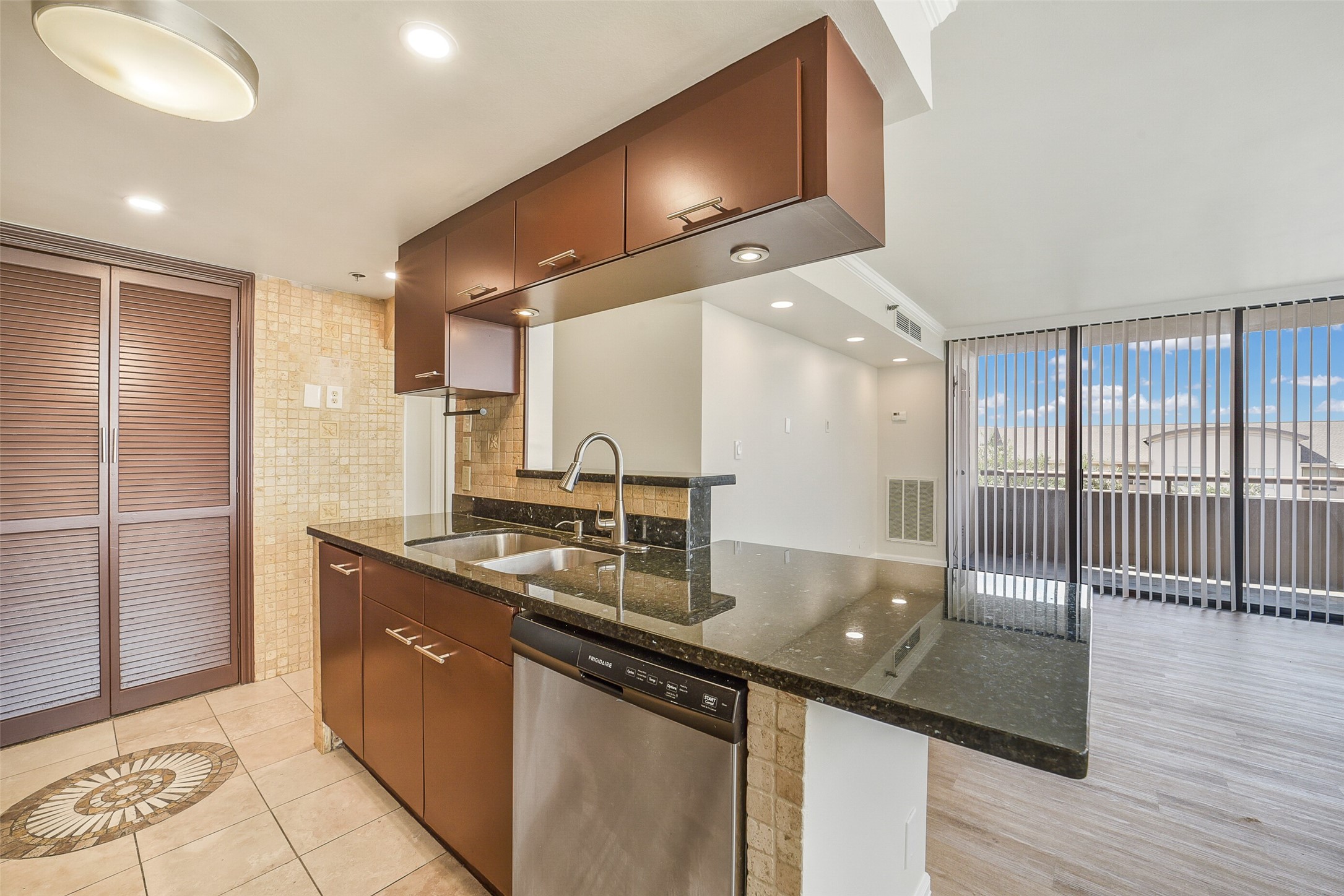 3525 Sage Road, Unit 515 Houston, TX 77056 - Photo 7 of 25