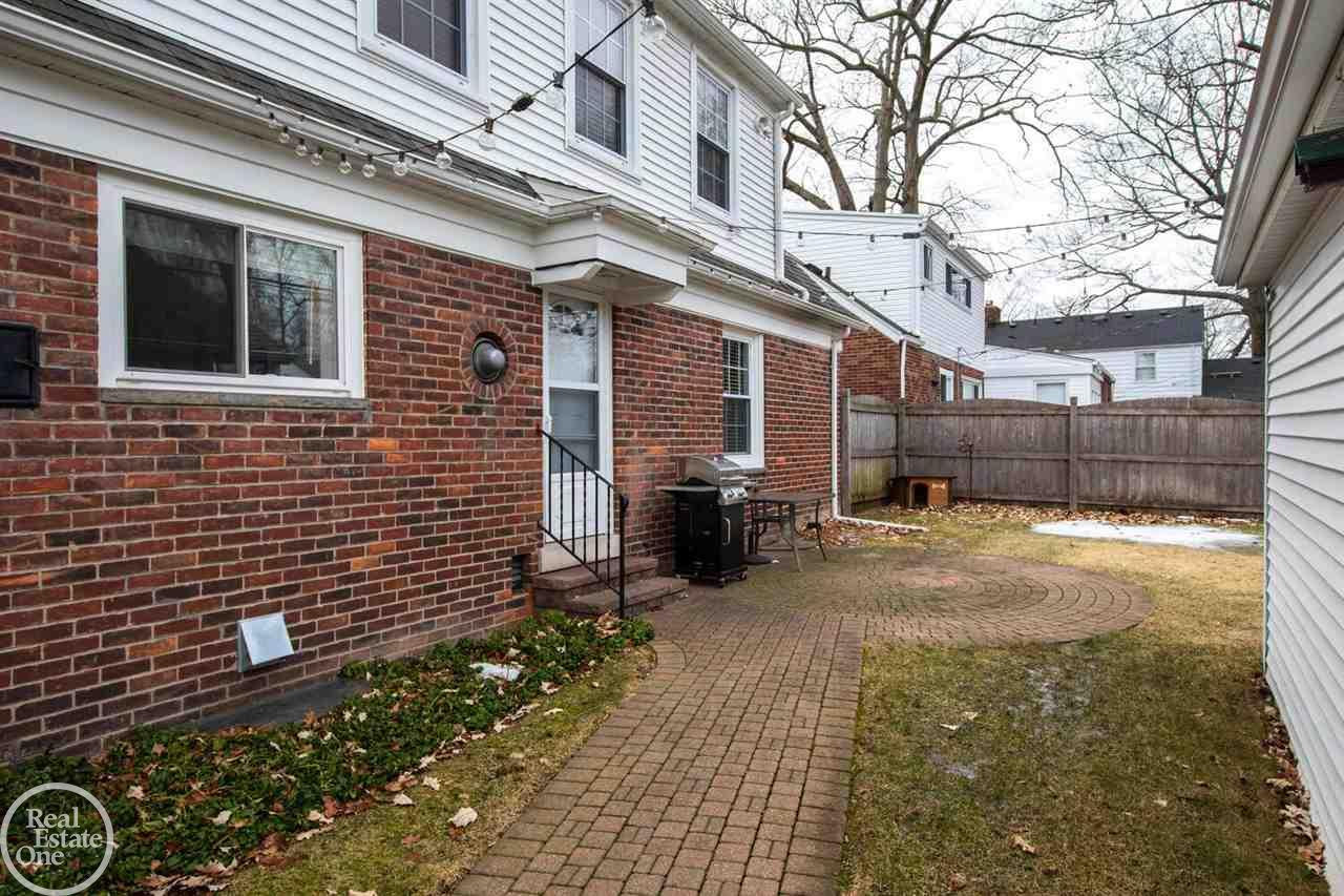 1560 Torrey Road Grosse Pointe, MI 48236 - Photo 30 of 35 50066940-29.JPG