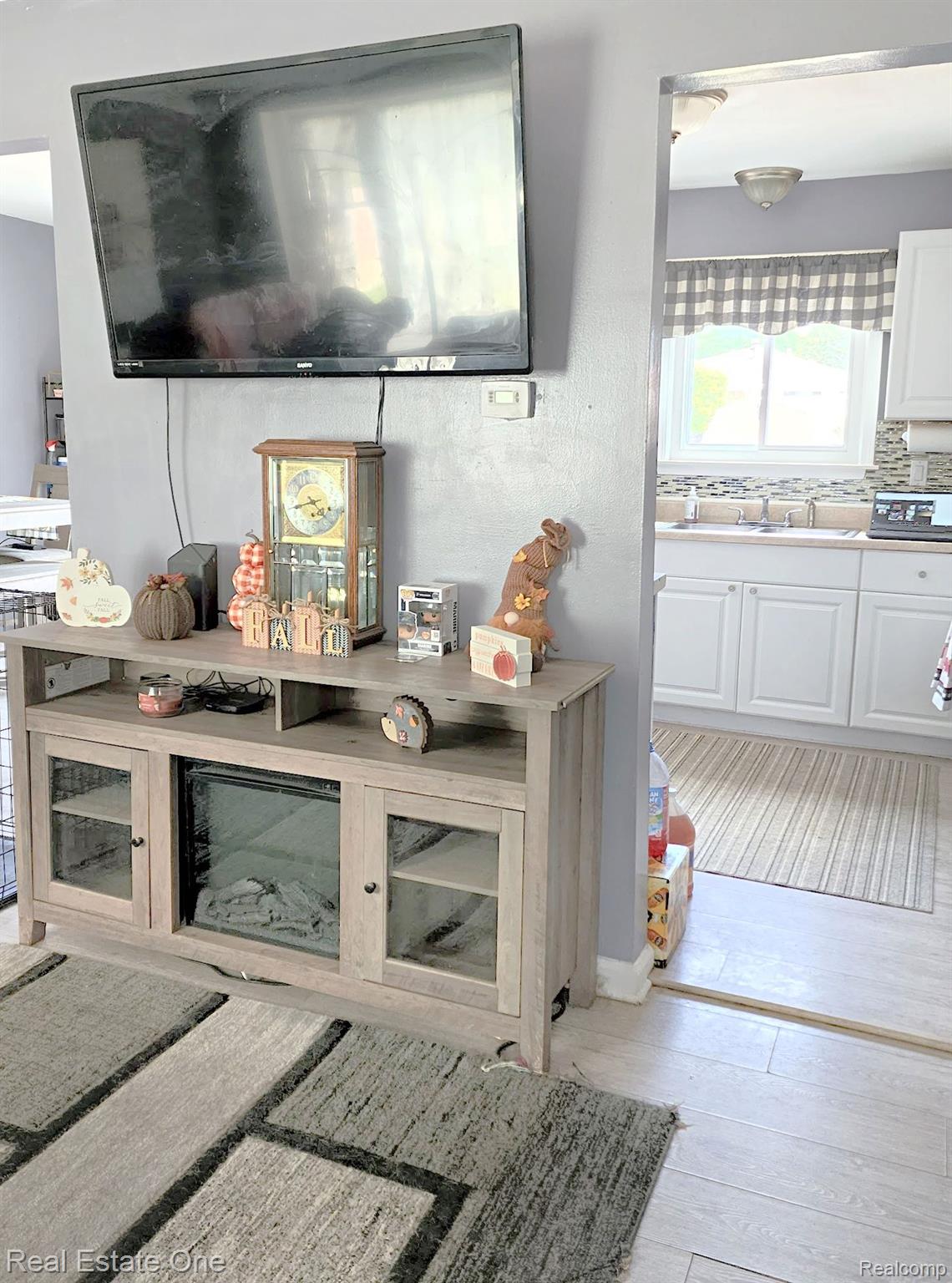 32149 Dixie Manor Road Rockwood, MI 48173 - Photo 6 of 30 Living Room looking into the kitchen