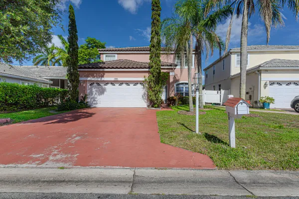 a view of a yard with palm tree