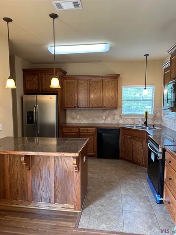 $1,900 | 25273 White Lake Avenue, Livingston, LA 70754