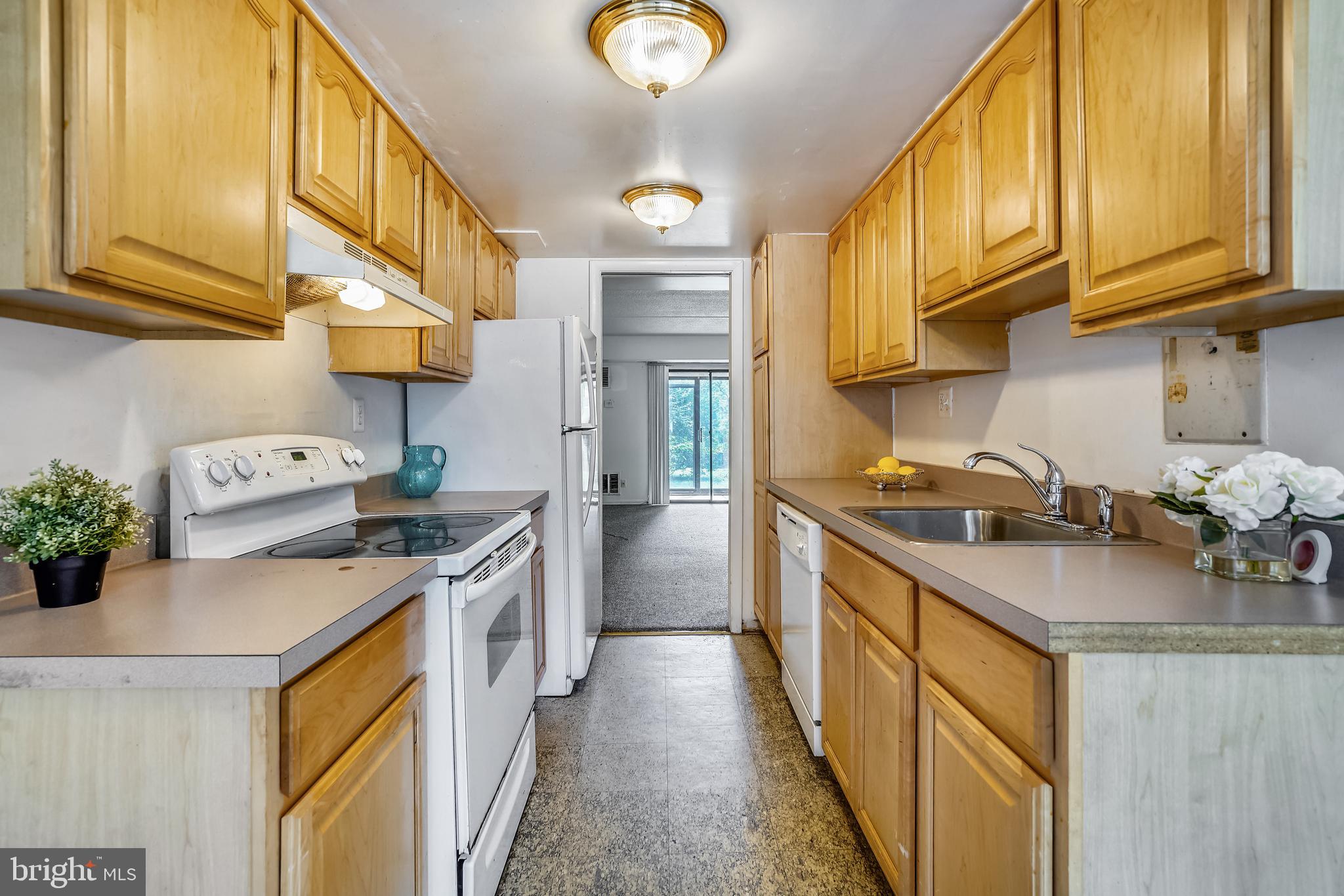 5234 West Running Brook Road, Unit 102 Columbia, MD 21044 - Photo 9 of 44 Kitchen with matching appliances