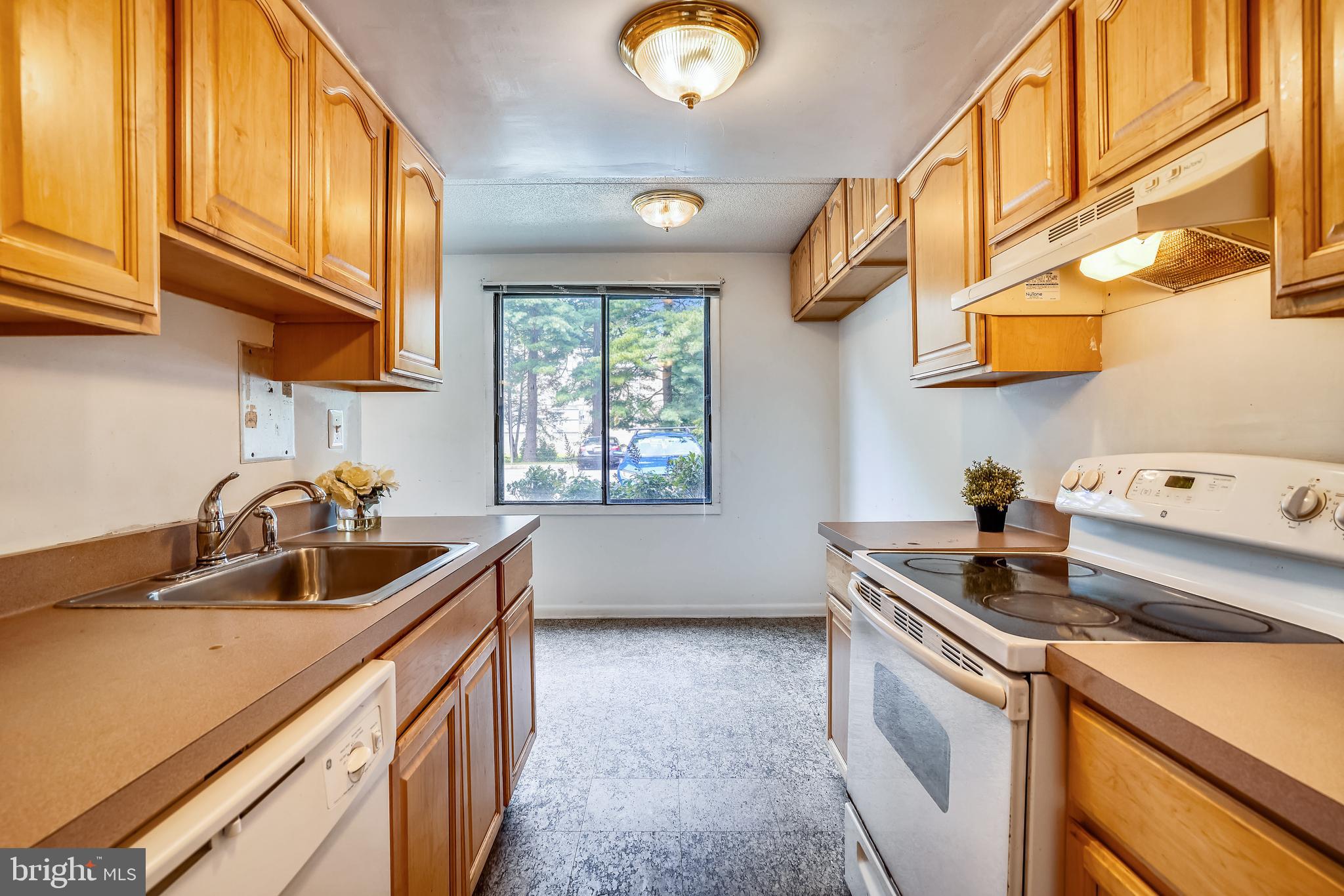 5234 West Running Brook Road, Unit 102 Columbia, MD 21044 - Photo 10 of 44 Kitchen with space for a breakfast table