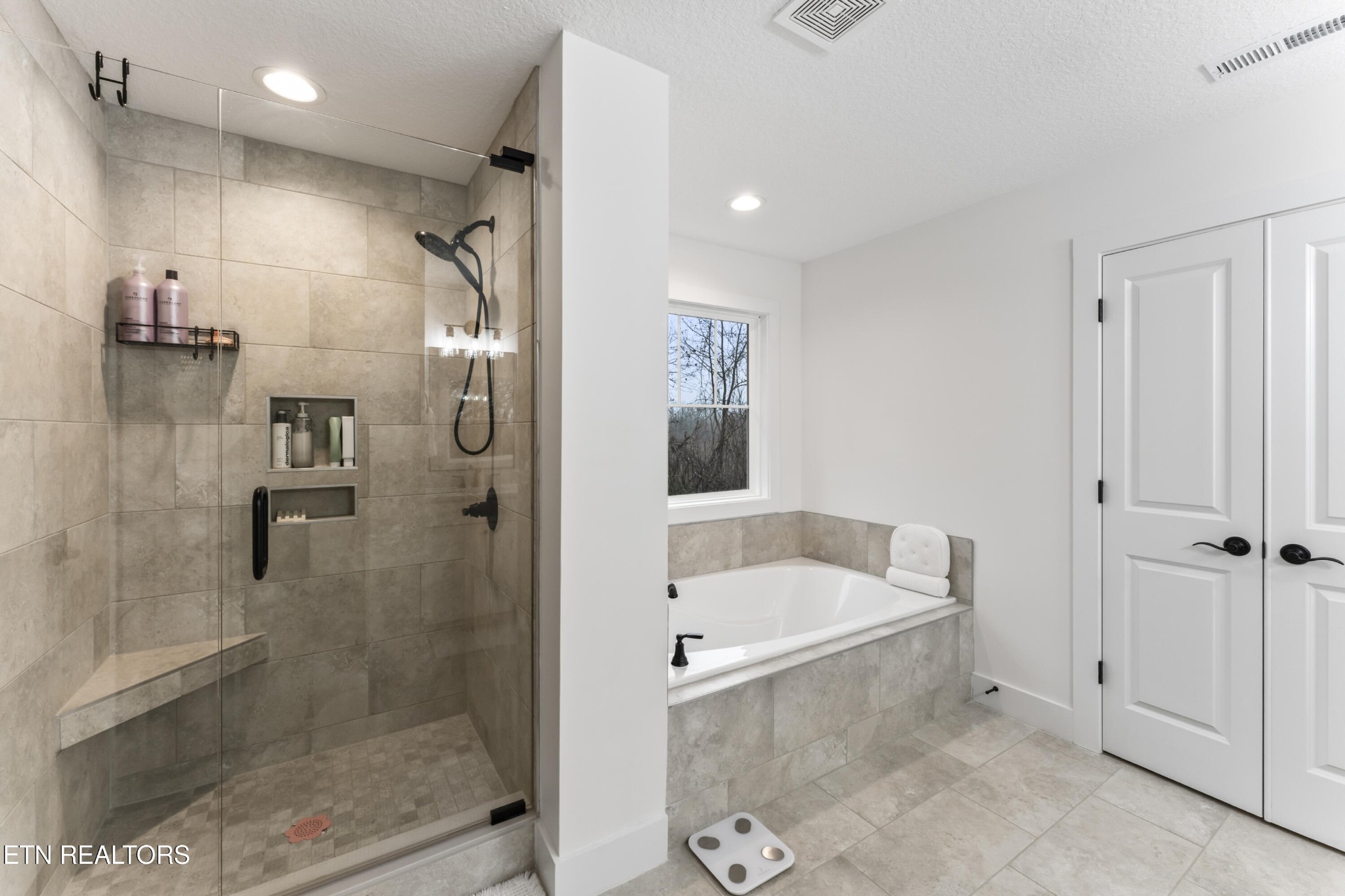 2815 Green Summers Road Knoxville, TN 37938 - Photo 25 of 50 a bathroom with a bathtub and a shower