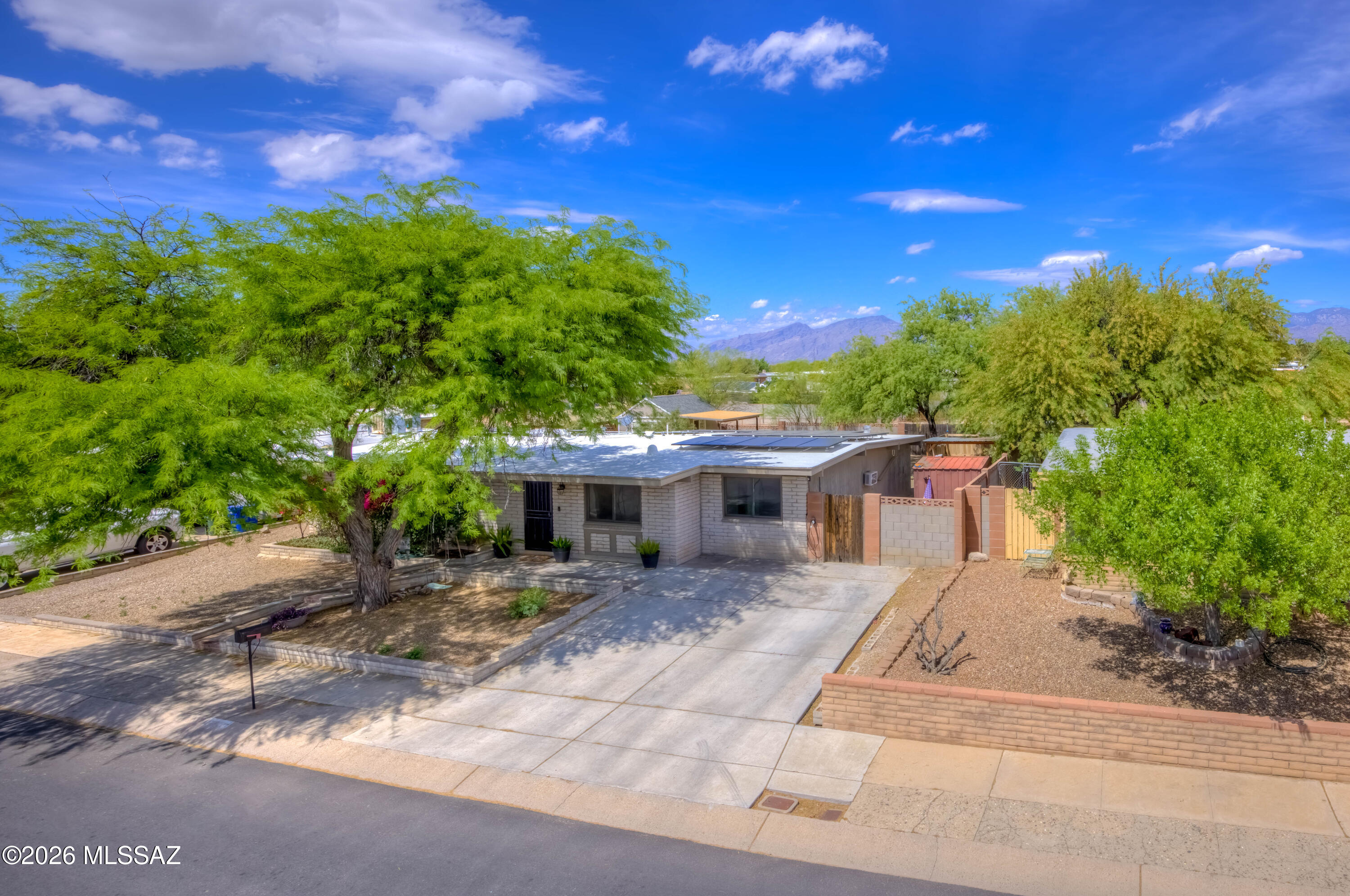 8437 East Rolling Ridge Street Tucson, AZ 85710 - Photo 2 of 33