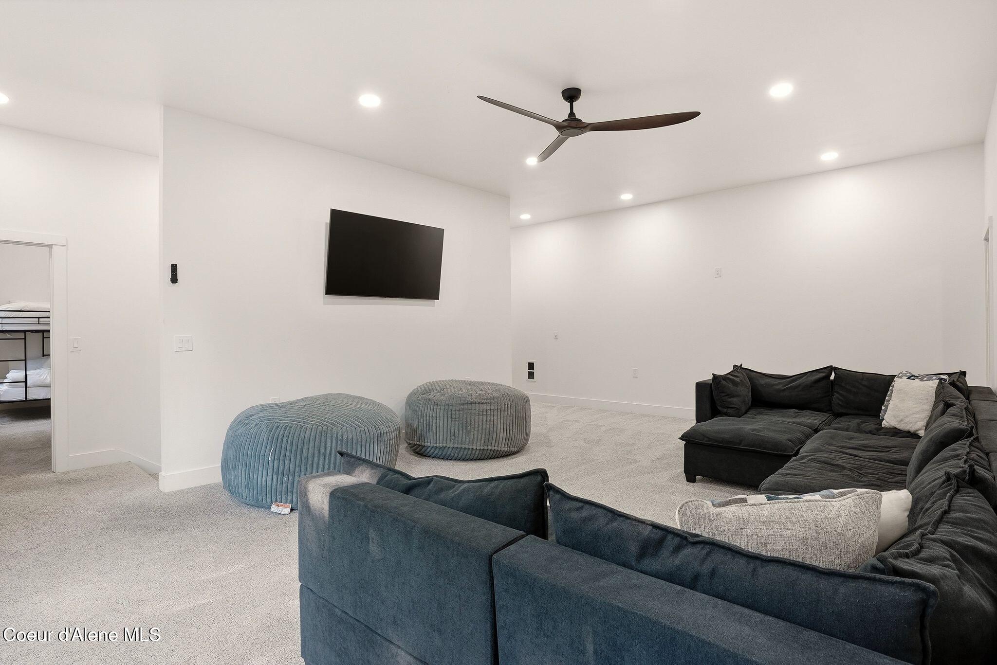 95 Klickitat Road Cocolalla, ID 83813 - Photo 41 of 66 Family Room