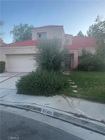 a view of a yard in front of a house
