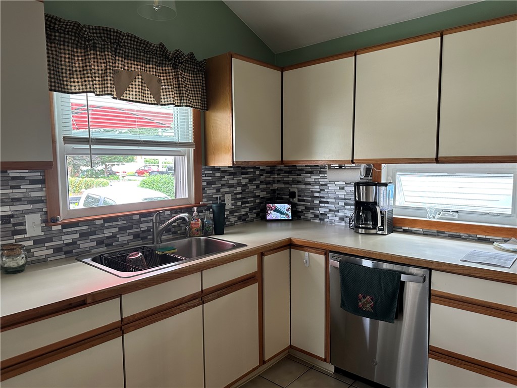 422 Shady Valley Road Coventry, RI 02816 - Photo 7 of 40