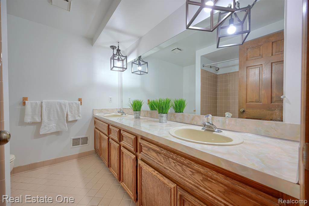 1249 Springwood Court Rochester Hills, MI 48309 - Photo 40 of 52