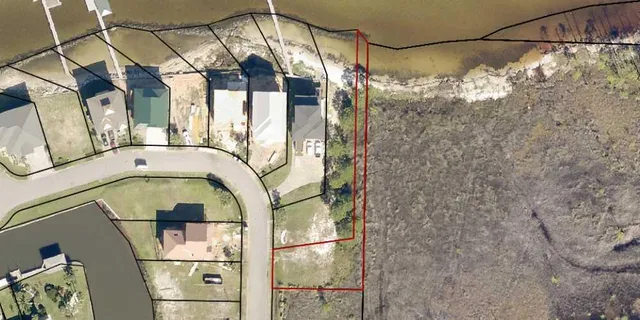 a view of a pathway of a house