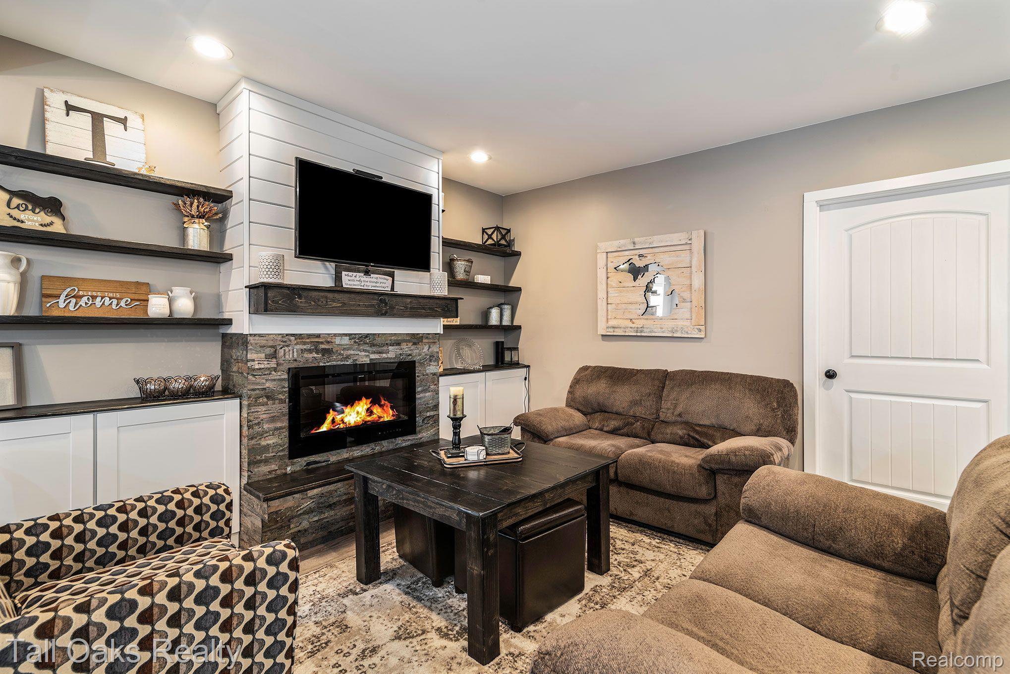 3699 South Hadley Road Metamora, MI 48455 - Photo 12 of 50 Living Room