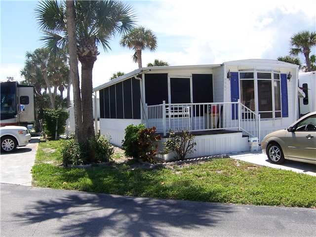 a view of a house with backyard and garden