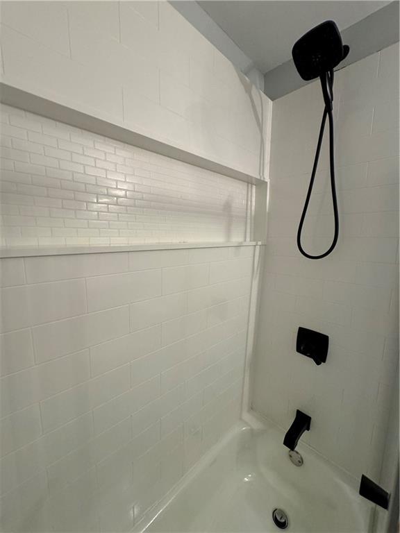 553 Sloop Road, Unit 34 Pittsburgh, PA 15237 - Photo 17 of 31 Sleek look with updated bath / shower combo.
