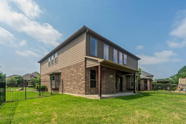 a view of a house with a backyard