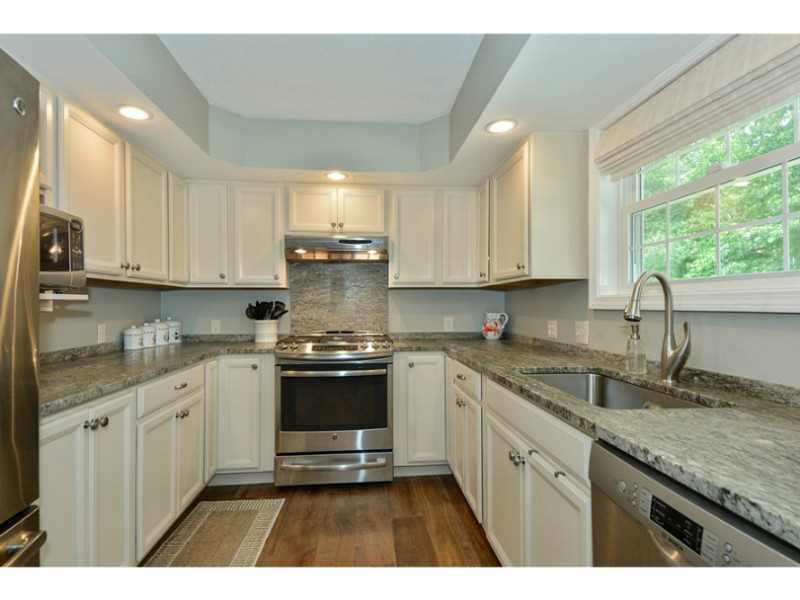 5 Edgewater Road Narragansett, RI 02882 - Photo 4 of 15 Kitchen.