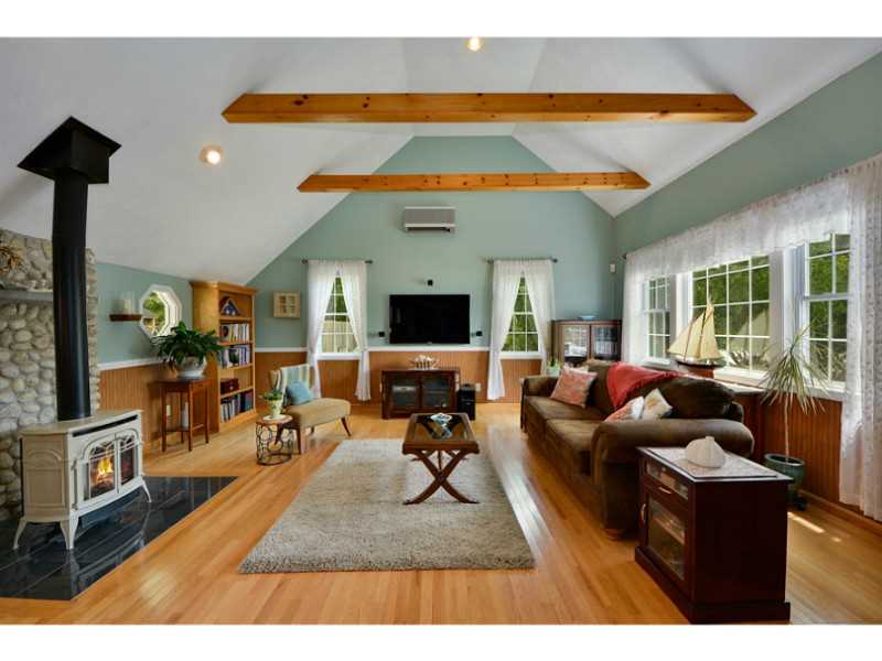 5 Edgewater Road Narragansett, RI 02882 - Photo 7 of 15 Den/Family/Great Room.