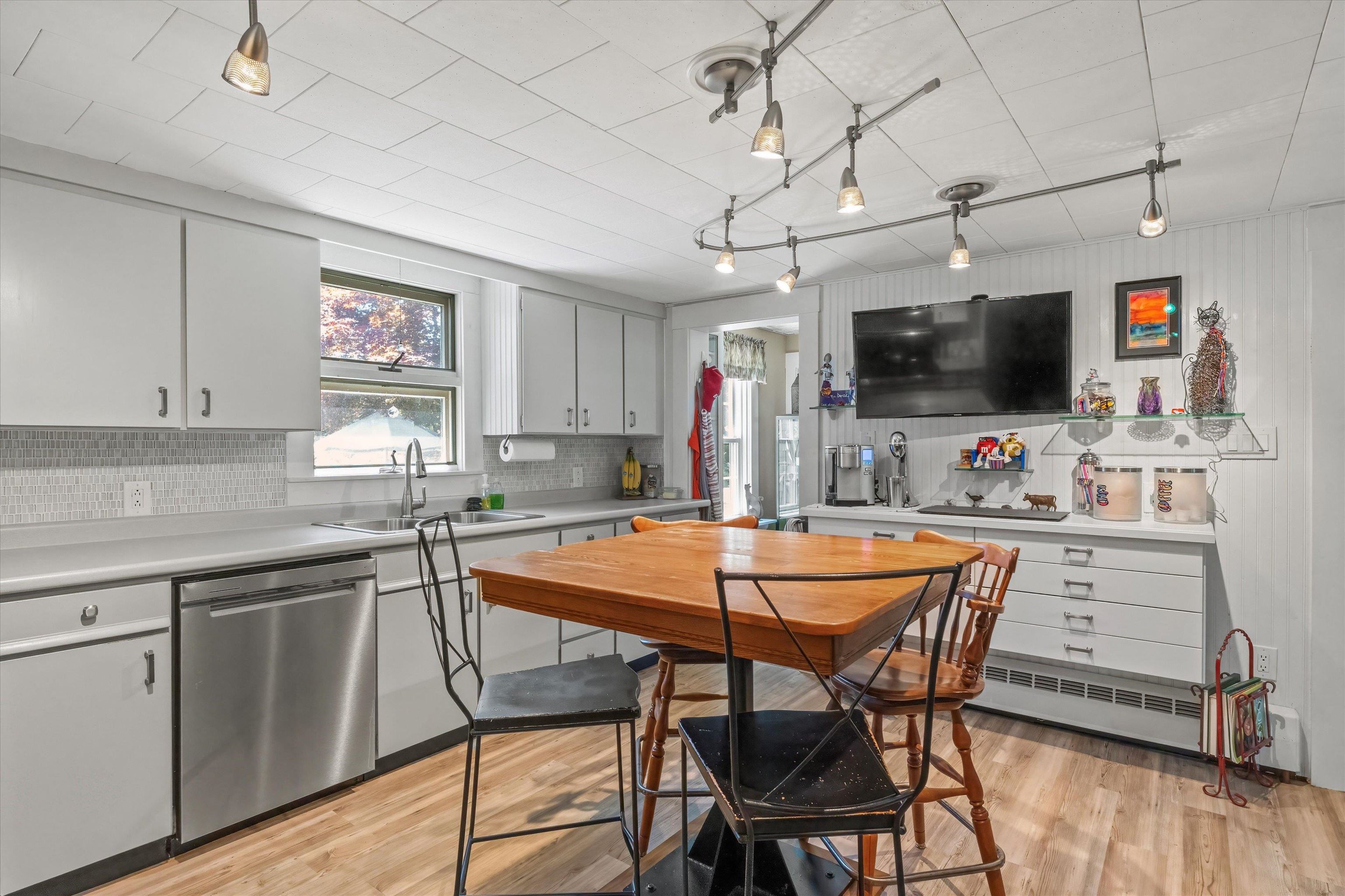 1041 Bridge Street Manchester, NH 03104 - Photo 4 of 50