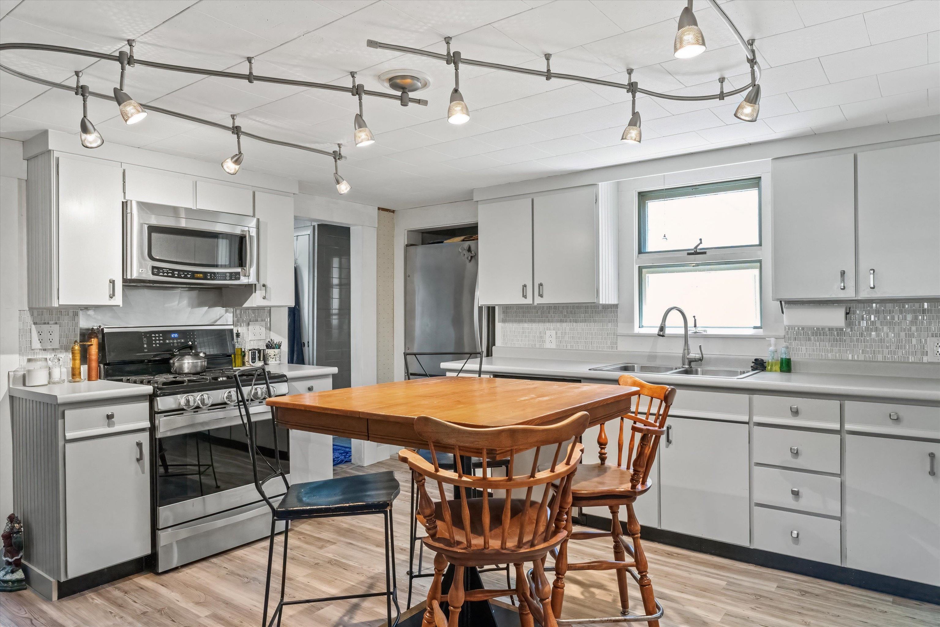 1041 Bridge Street Manchester, NH 03104 - Photo 5 of 50