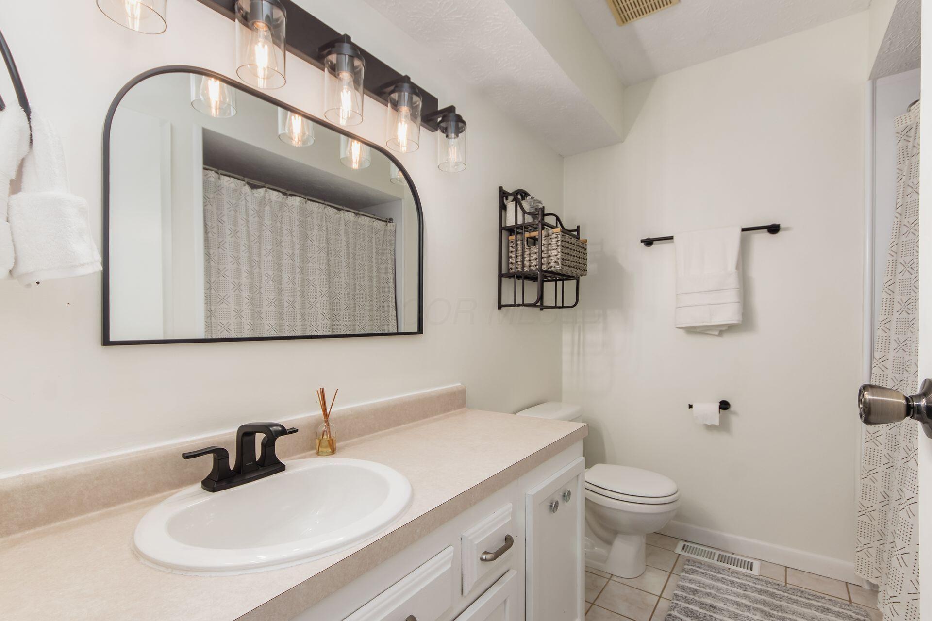 536 Tresham Road Columbus, OH 43230 - Photo 46 of 46 Main bathroom