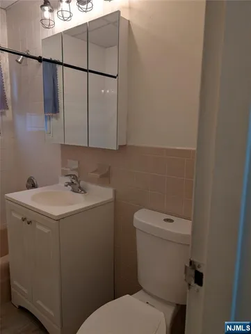 $2,525 | 456 Grand Avenue, Unit 5A, Leonia, NJ 07605