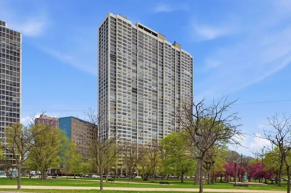 $2,700 | 2800 North Lake Shore Drive, Unit 715, Chicago, IL 60657