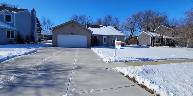 $389,000 | 996 Hawthorne Drive, Crystal Lake, IL 60014