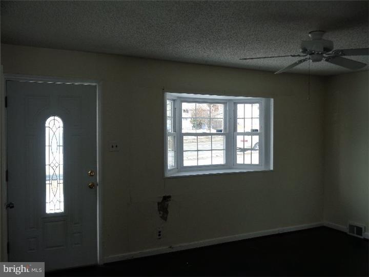 9235 Academy Road Philadelphia, PA 19114 - Photo 3 of 10 Living Room