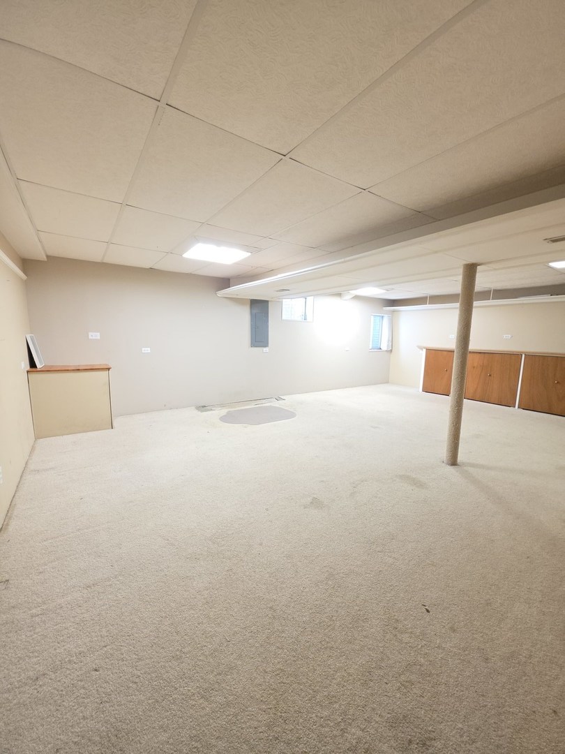 407 Spaulding Road, Unit 407 Bartlett, IL 60103 - Photo 12 of 25 a view of an empty room with a window