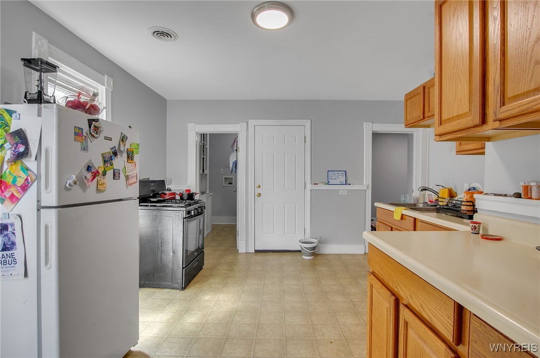 116 19th Street Buffalo, NY 14213 - Photo 15 of 25 Upper Unit Kitchen