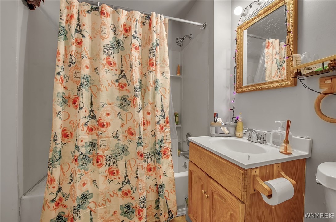 116 19th Street Buffalo, NY 14213 - Photo 20 of 25 Upper Unit Bathroom