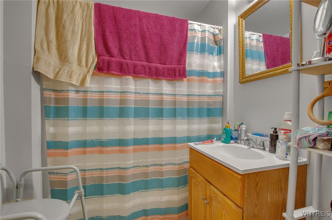 116 19th Street Buffalo, NY 14213 - Photo 8 of 25 Lower Unit Bathroom