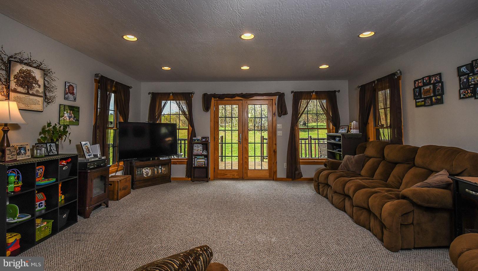 245 Sale Barn Road Accident, MD 21520 - Photo 10 of 30 Living Room
