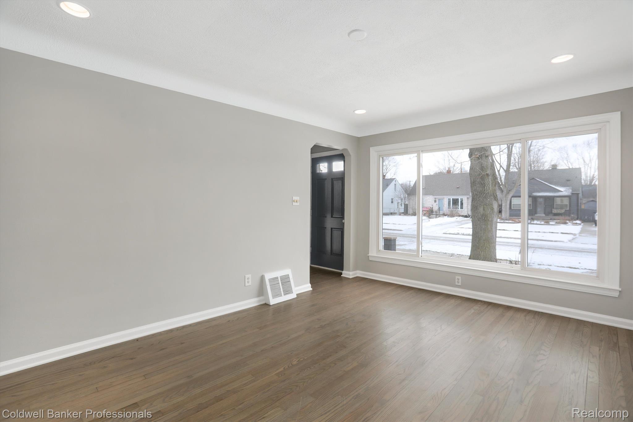 126 East Webster Road Royal Oak, MI 48073 - Photo 6 of 36 Living Room