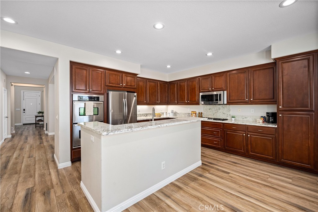 28264 Spring Creek Way Menifee, CA 92585 - Photo 5 of 35 Large kitchen