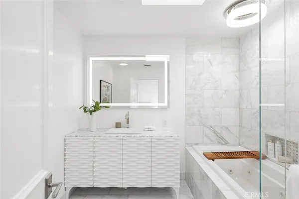 $9,995,000 | 21 Lochmoor Lane, Newport Beach, CA 92660