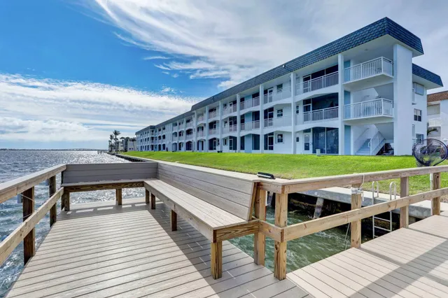 $2,100 | 100 Shore Court, Unit 307, North Palm Beach, FL 33408