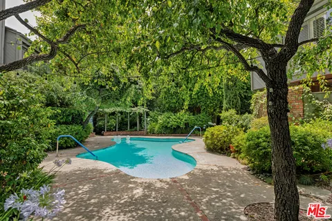 a view of a backyard