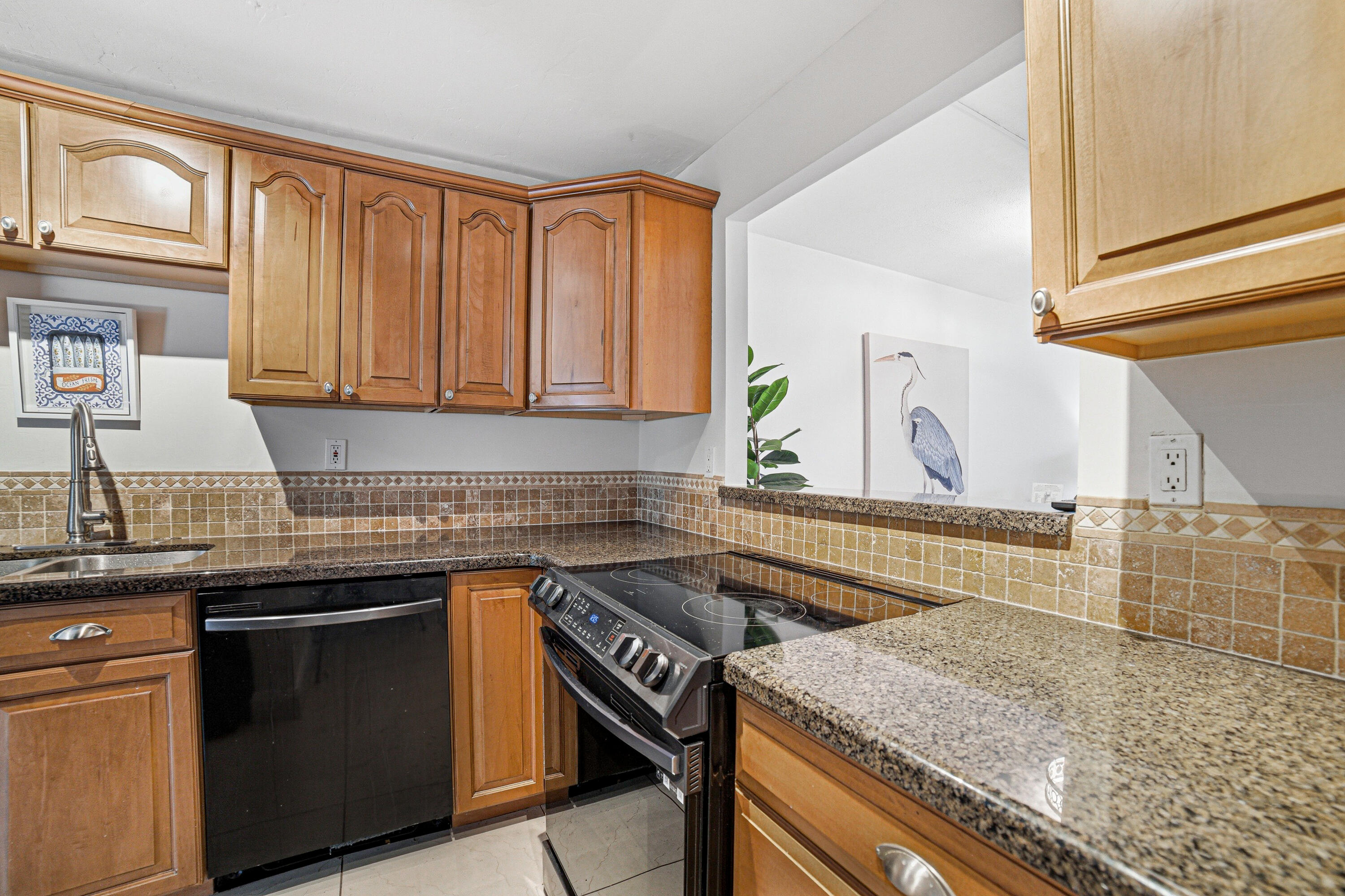 6 Royal Palm Way, Unit 211 Boca Raton, FL 33432 - Photo 8 of 32 Kitchen - ample storage and counters wat
