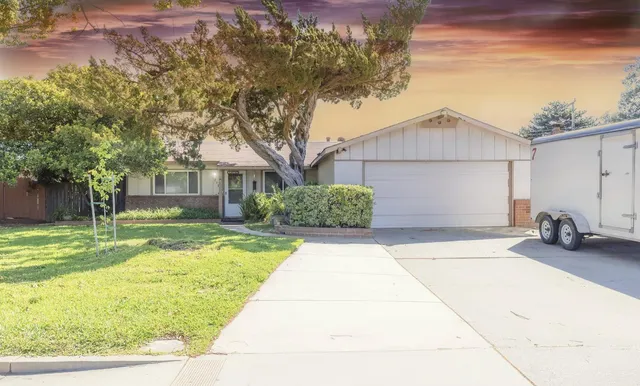 a view of a house with backyard