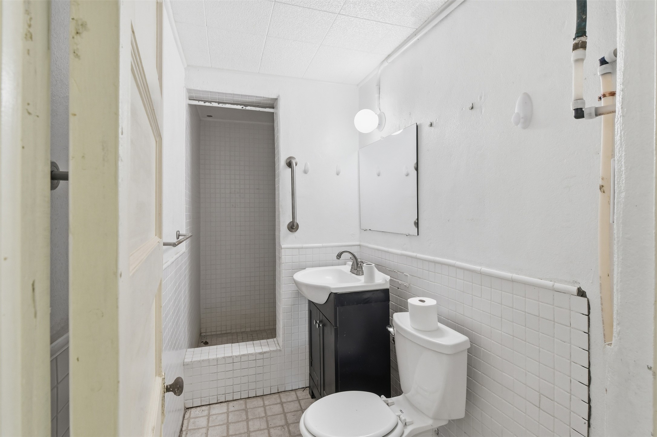 1260 Magers Road Concan, TX 78838 - Photo 13 of 40 Functional full bathroom featuring a stand-up shower and modern vanity sink.