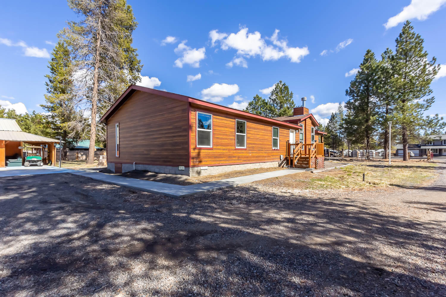 53981 Pine Grove Road La Pine, OR 97739 - Photo 5 of 41 pg home front view closeup